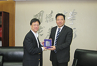 Prof. Gordon Cheung (left), Associate-Pro-Vice-Chancellor of CUHK presents a souvenir to Prof. Chen Yulu (right), President of Renmin University of China